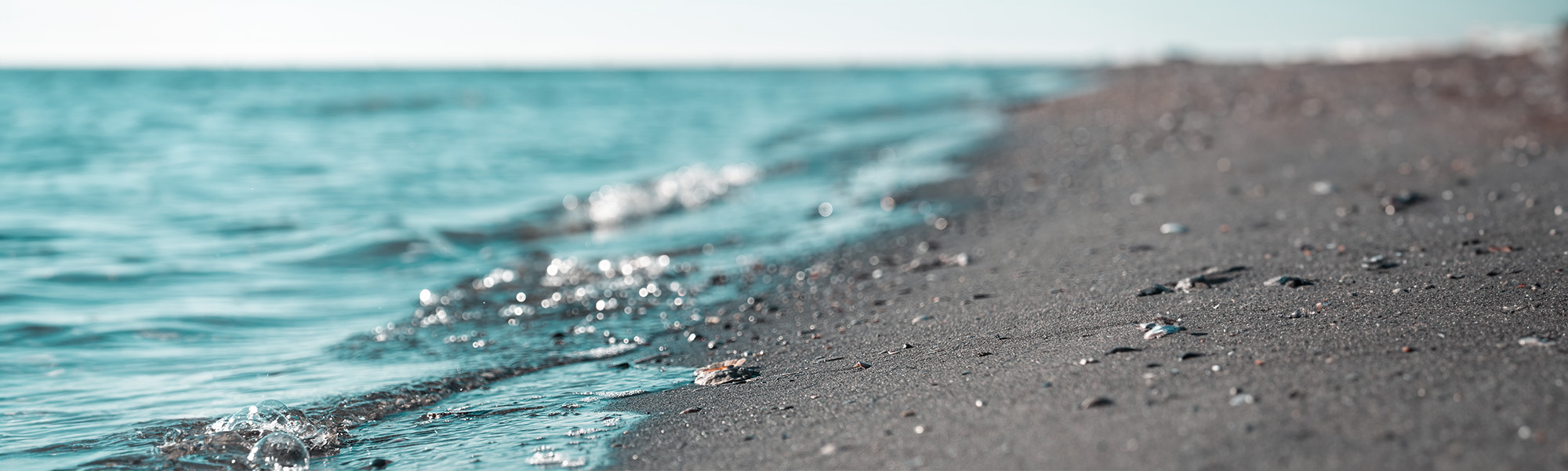 Das Meer und der Kiesstrand
