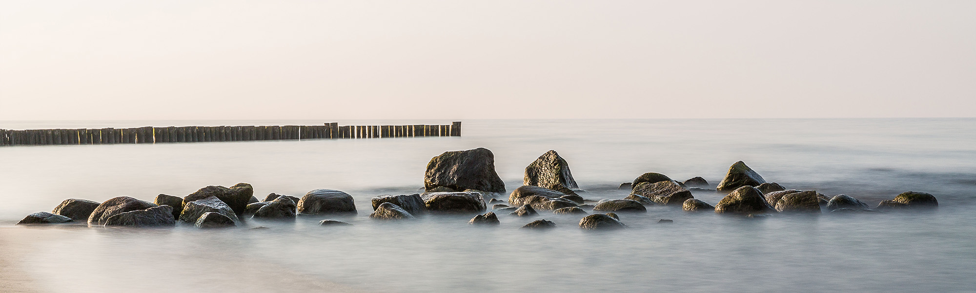 Das Meer mit Steinen 